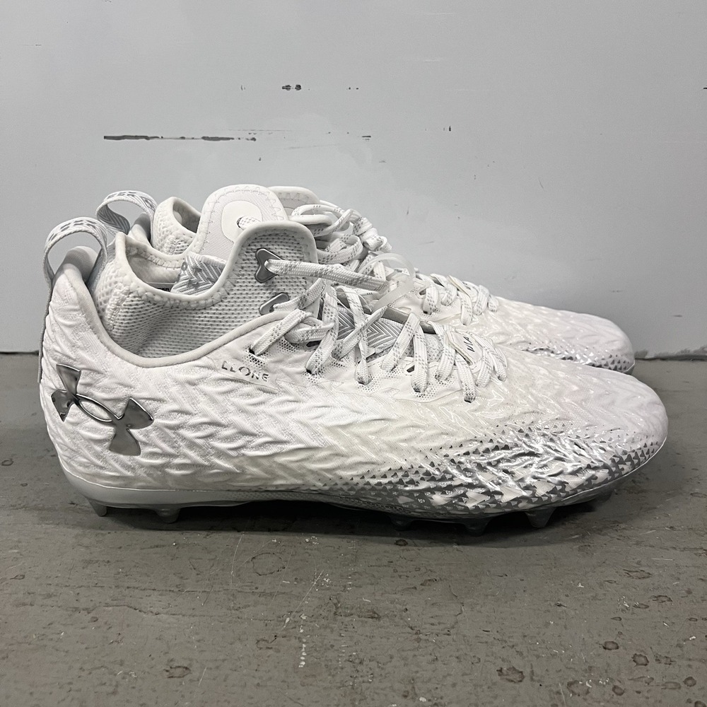3025082-100 MENS UNDER‎ ARMOUR SPOTLIGHT LUX MC 2.0 'WHITE METALLIC SILVER SZ 12